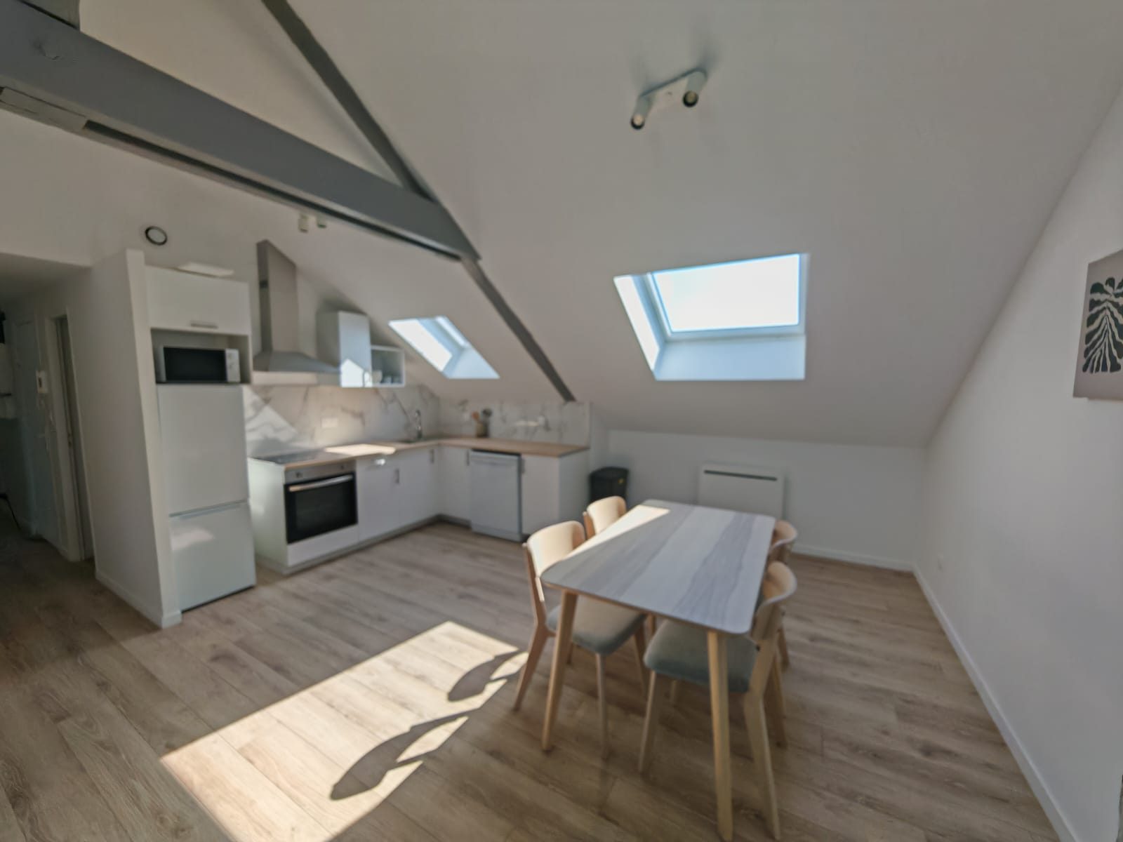 Cuisine équipée et coin repas du T4 au Havre Danton — façades blanches, crédence effet marbre et vélux