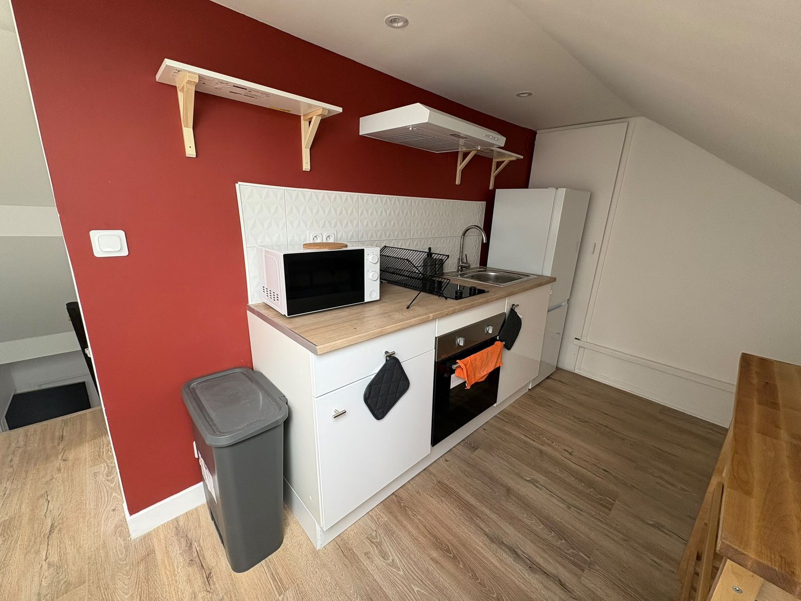 Cuisine équipée neuve du T1 rénové à Lille Moulins — four, plaques, hotte et crédence