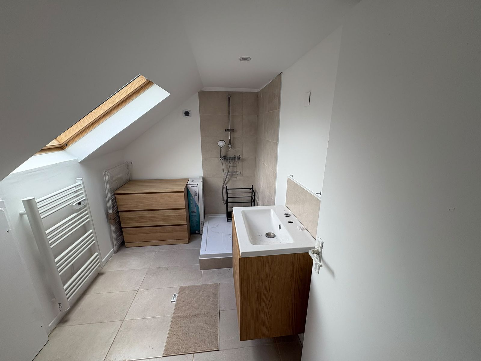 Salle de bain neuve du T1 — douche, meuble vasque bois et sèche-serviettes