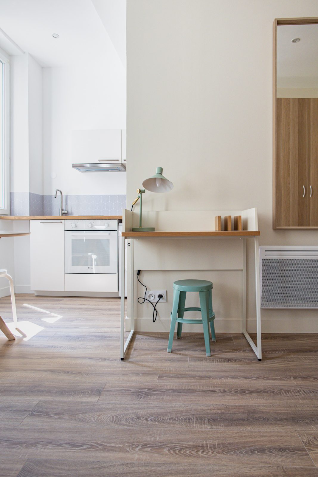 Coin bureau et cuisine équipée d'un studio meublé — réalisation Expat' Immo