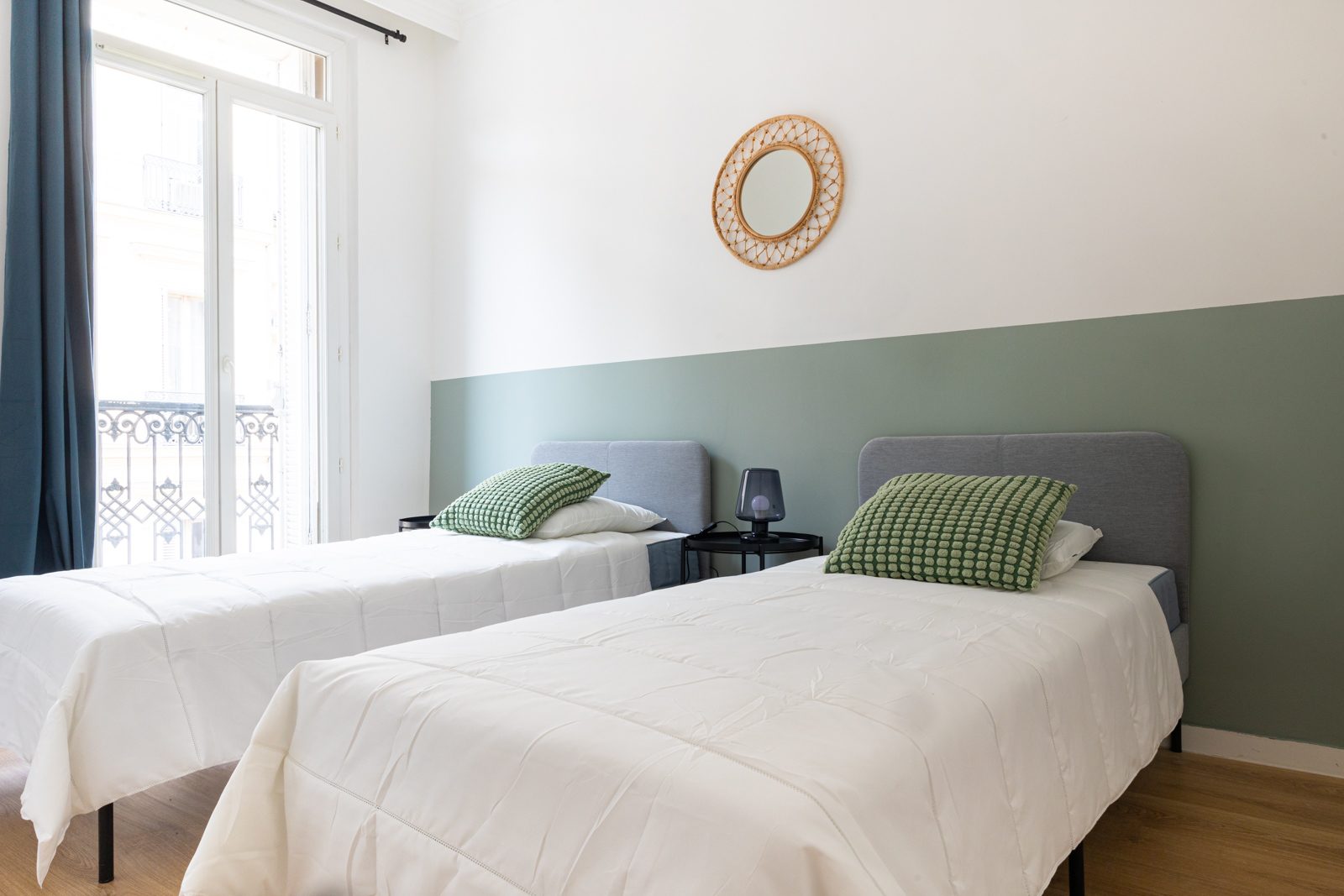 Chambre meublée avec literie et luminaire, réalisation Expat' Immo
