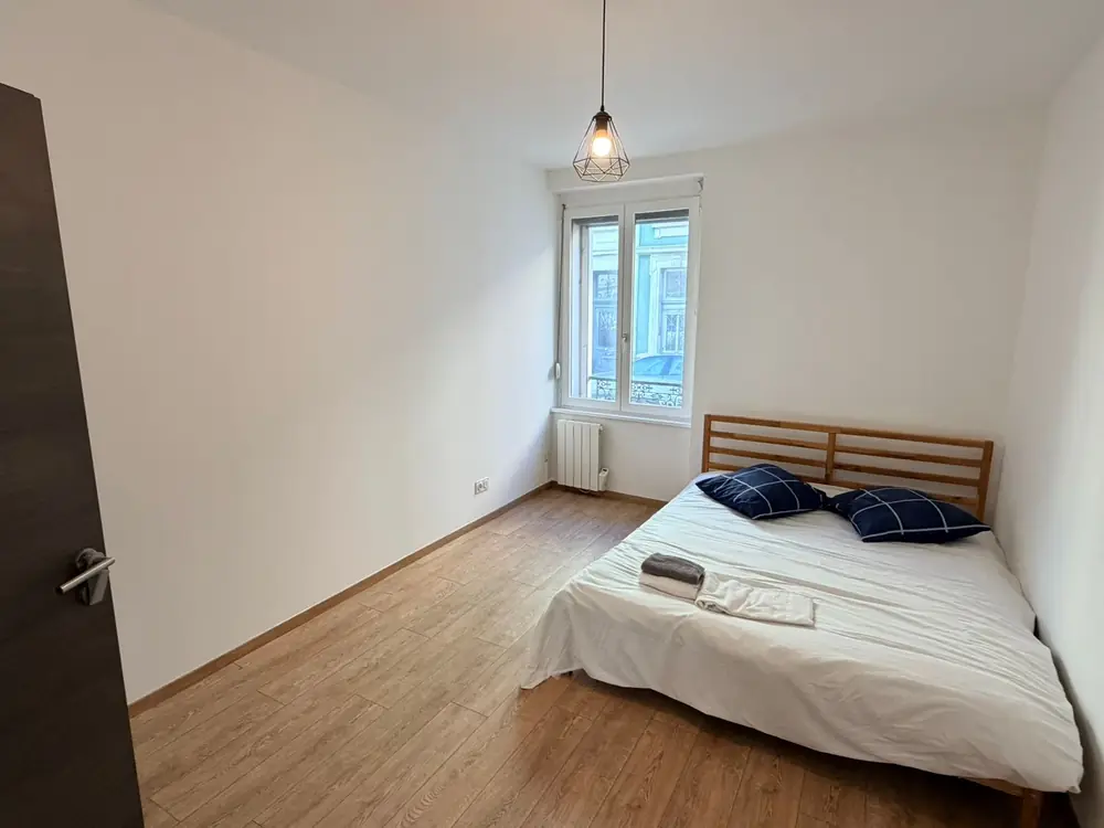 Après — chambre meublée avec parquet et linge propre