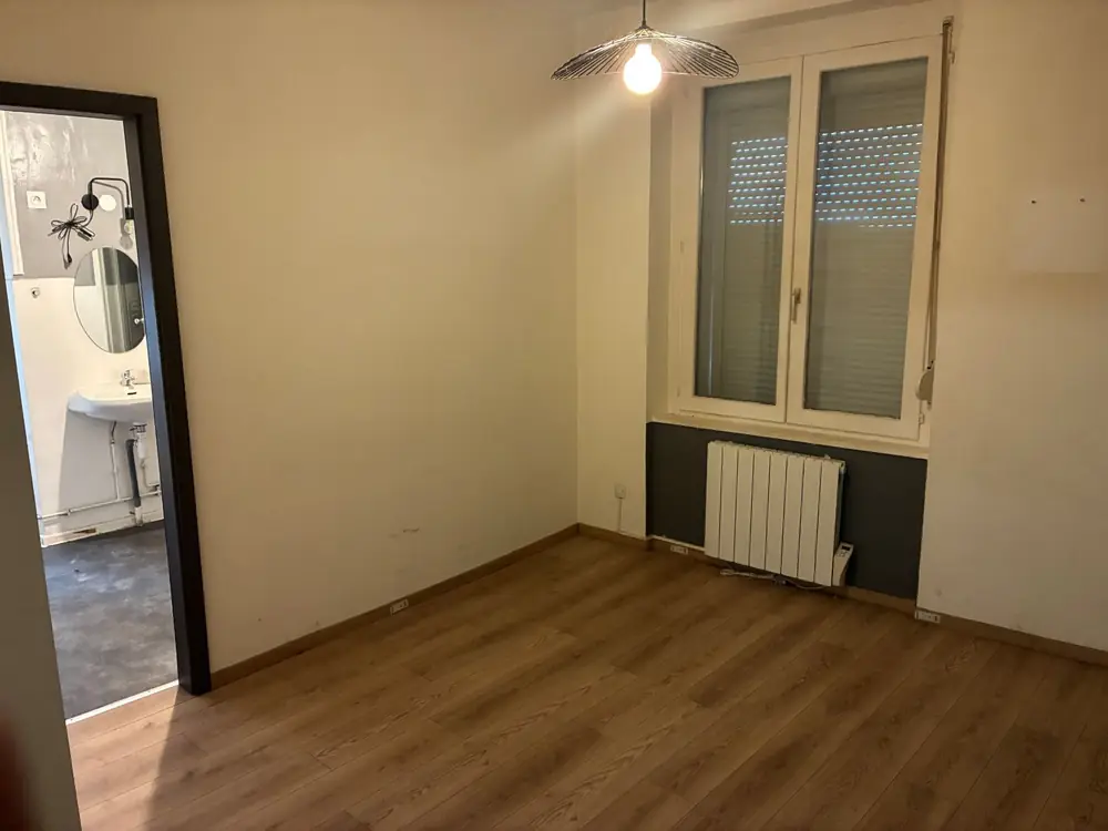 Avant — pièce non finie avec murs vétustes et radiateur ancien