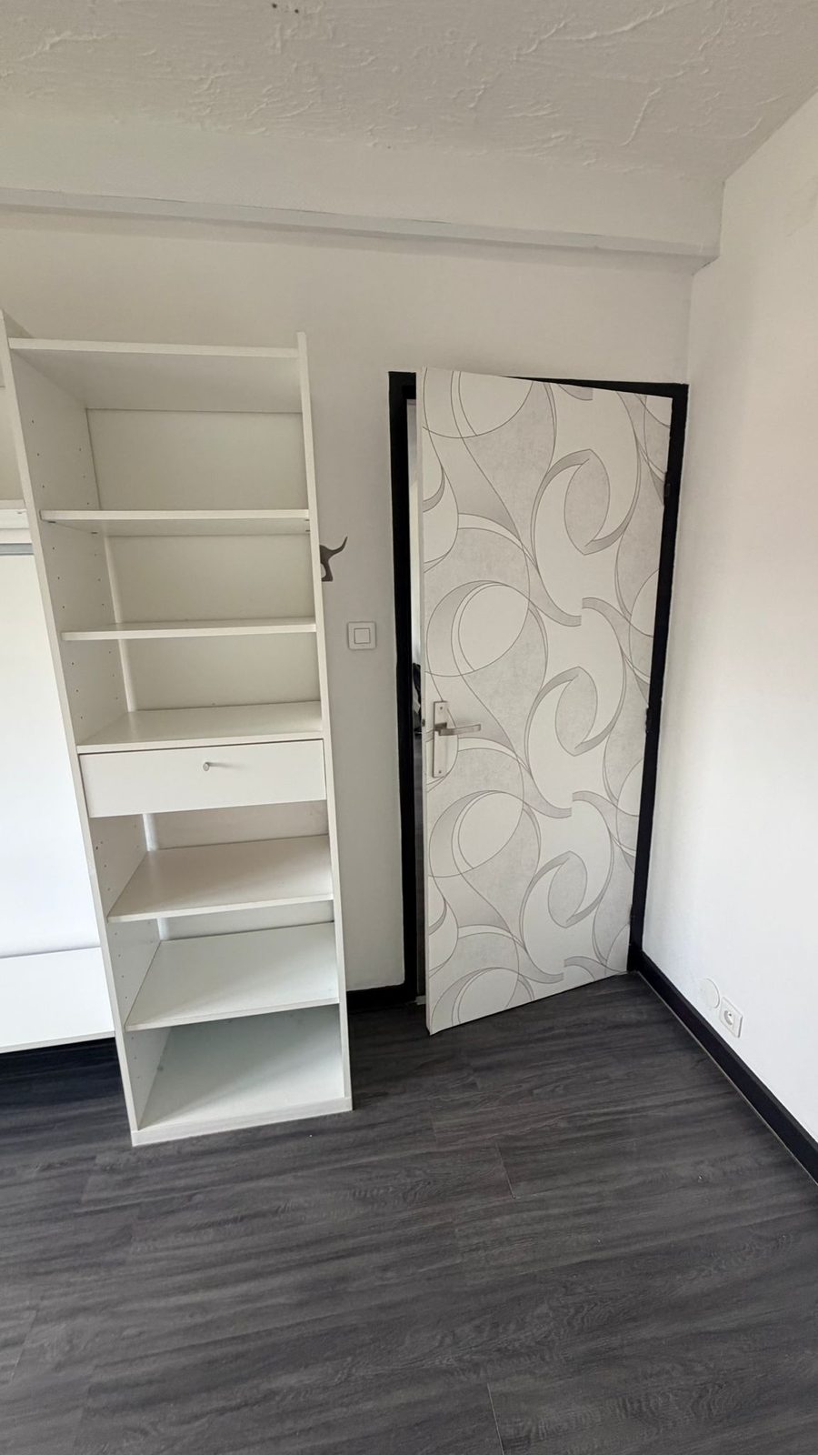 Petite chambre ou bureau avec rangement intégré et parquet gris