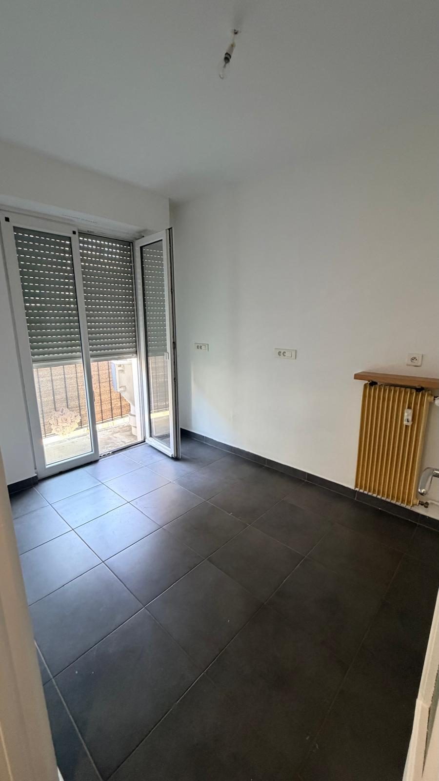 Chambre du T4 à Mulhouse Fridolin avec balcon privatif et grande baie