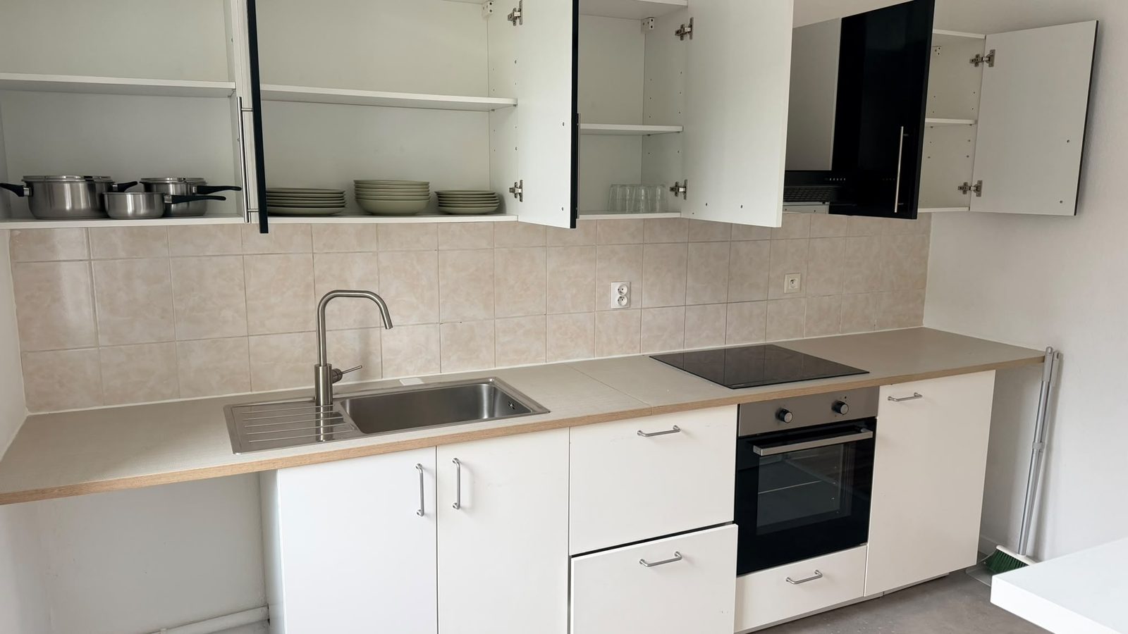 Cuisine équipée avec évier inox, plaque à induction, four et vaisselle fournie