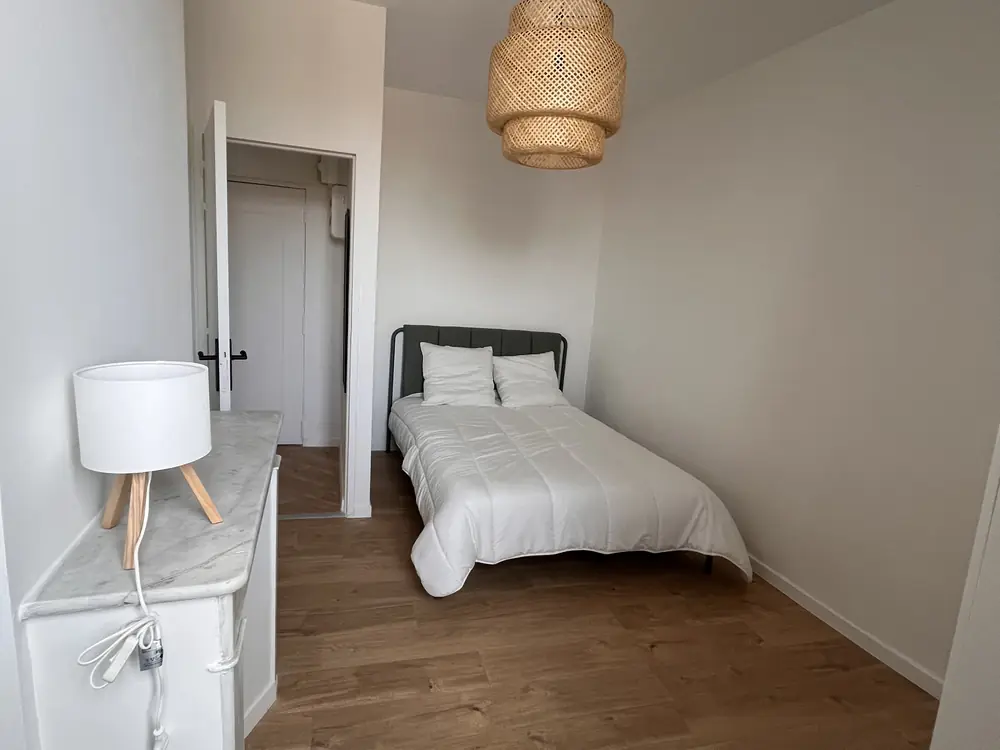 Après — salon mansardé contemporain avec canapé vert et suspension osier