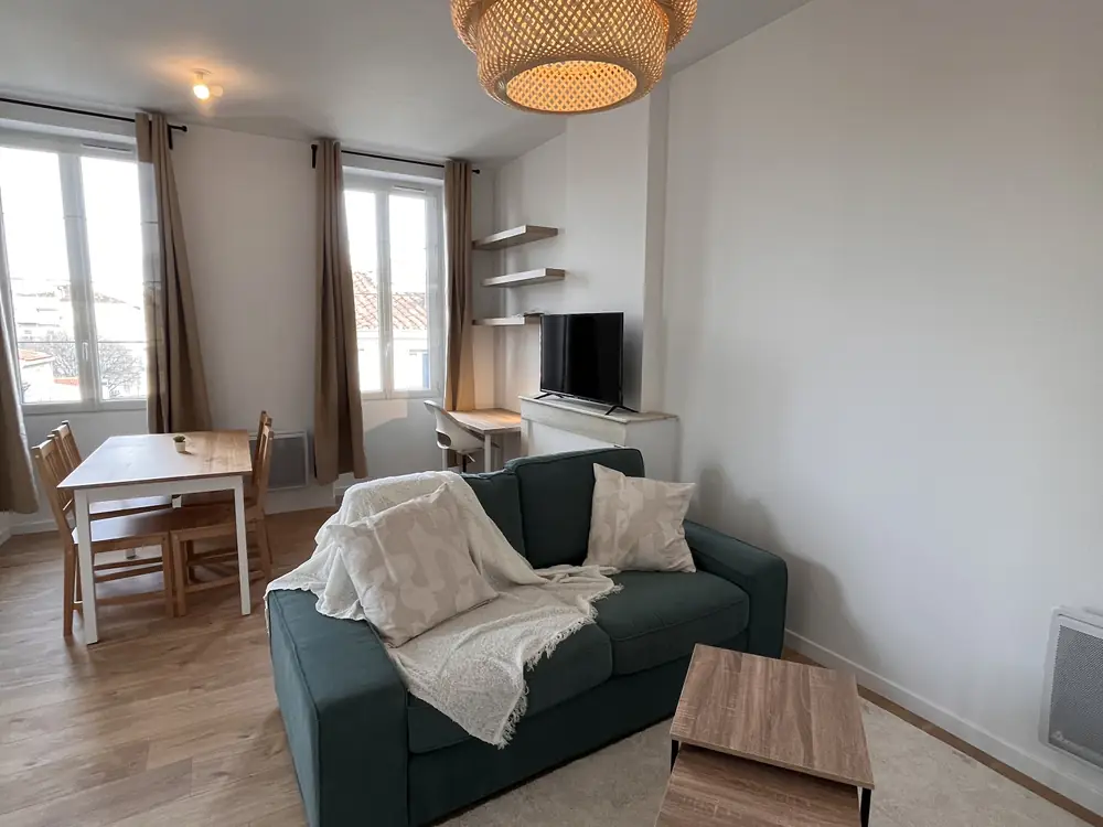 Après — chambre design avec lit et suspension naturelle