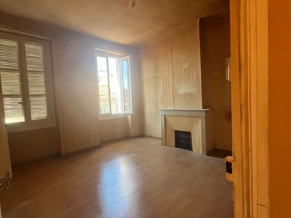 Avant — chambre vétuste avec papier peint orange et sanitaires roses
