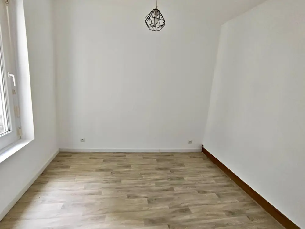 Avant — chambre rénovée mais vide avant ameublement