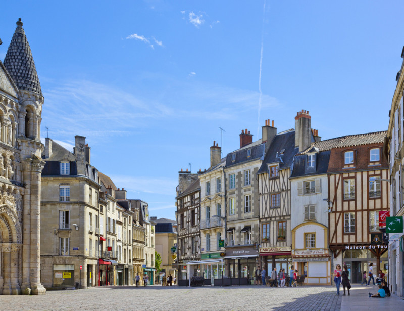 Image montrant la ville de Poitiers pour le top 3 des villes où investir en France