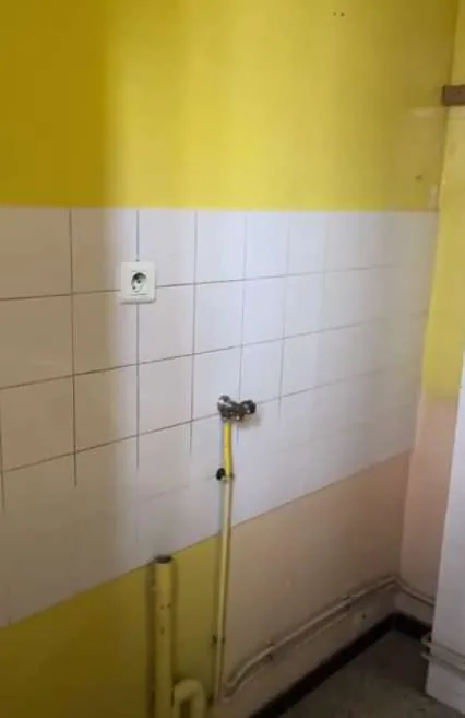 Avant travaux — ancienne cuisine jaune