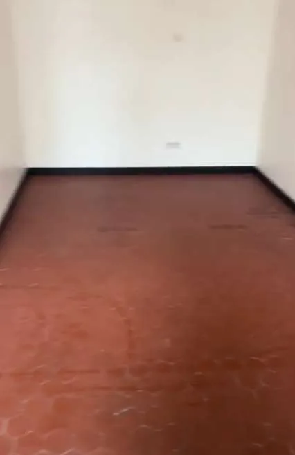 Pièce avec sol rouge avant travaux