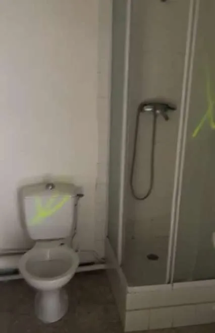 Salle de bain avec carrelage daté avant travaux